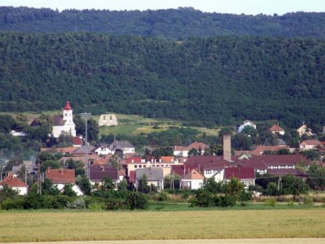 Tari látkép templommal és rommal